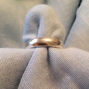 Sterling silver ladies wedding band. Size 5.5